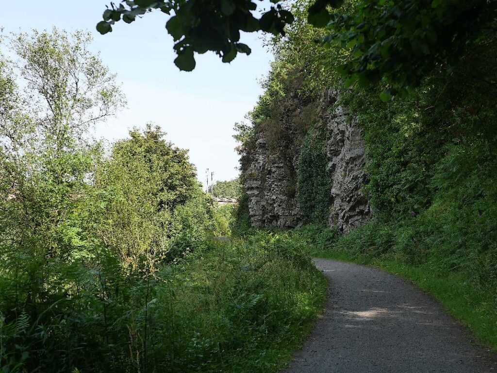 Paroi rocheuses le long du chemin de halage à Corbinières