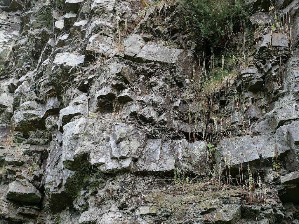 Roches découpées de la paroi près du viaduc de Corbinières