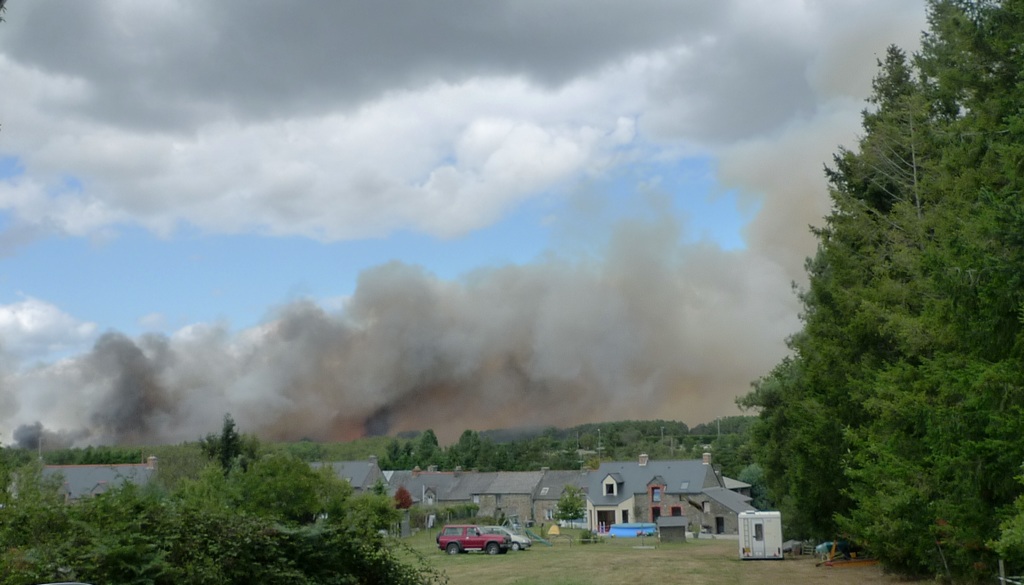 Les flammes derrière le Val Hamon, à St Just