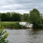 Un bateau échoué sur une rive à Saint-Nicolas de Redon