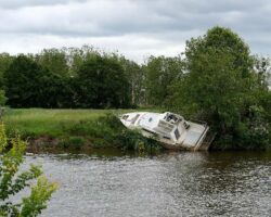 Un bateau échoué sur une rive à Saint-Nicolas de Redon