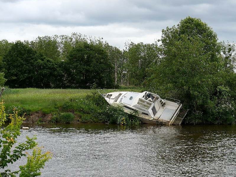 Un bateau échoué sur une rive à Saint-Nicolas de Redon