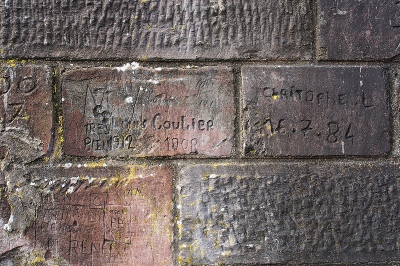 graffitis sous le viaduc de Corbinieres