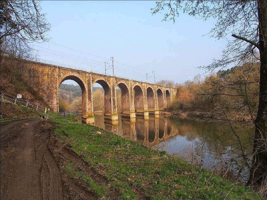 Le viaduc de Corbinières dans la lumière du matin