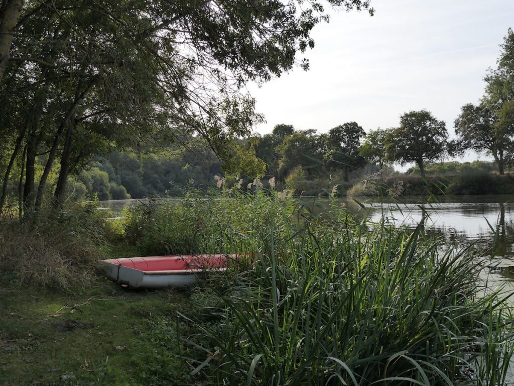 une barque au bord de la Chère, à Pierric
