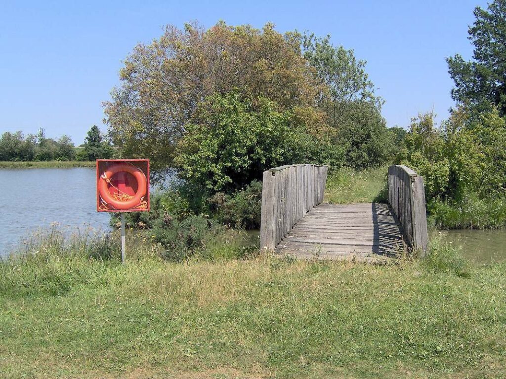 le petit pont de bois de l'étang de pipriac, en 2005
