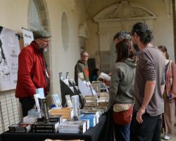 Festival des Mystériales, dans le cloître