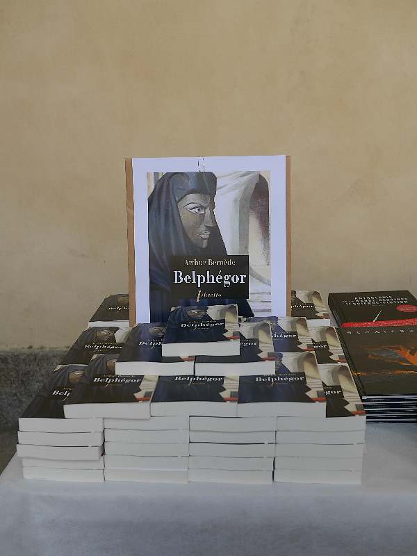 Le festival des littératures de l'imaginaire, les mystériales, dans le cloître de l'abbaye Saint-Sauveur, à Redon, en 2019. Belphégor n'est pas loin.