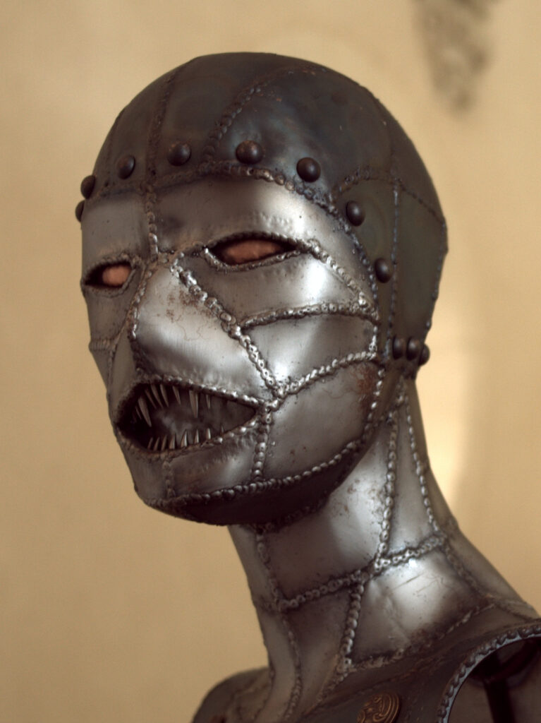 Le festival des littératures de l'imaginaire, les mystériales, dans le cloître de l'abbaye Saint-Sauveur, à Redon, en 2019 Un personnage du musée Naïa, de Rochefort en terre