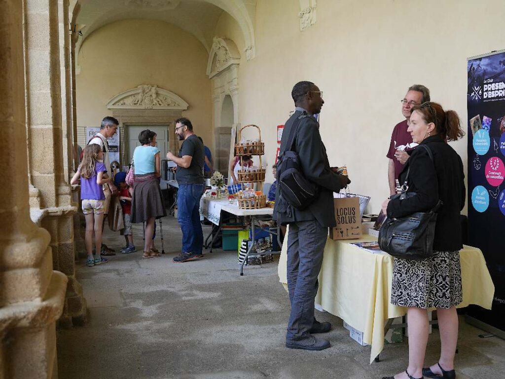 Le festival des littératures de l'imaginaire, les mystériales, dans le cloître de l'abbaye Saint-Sauveur, à Redon, en 2019