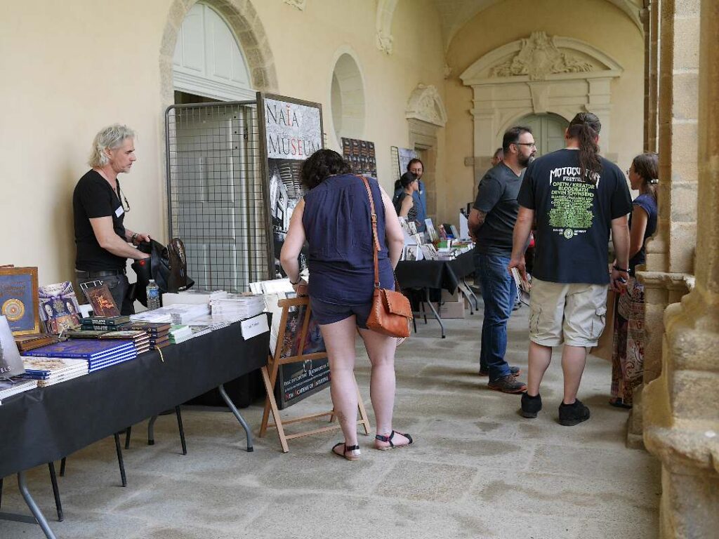 Le festival des littératures de l'imaginaire, les mystériales, dans le cloître de l'abbaye Saint-Sauveur, à Redon, en 2019