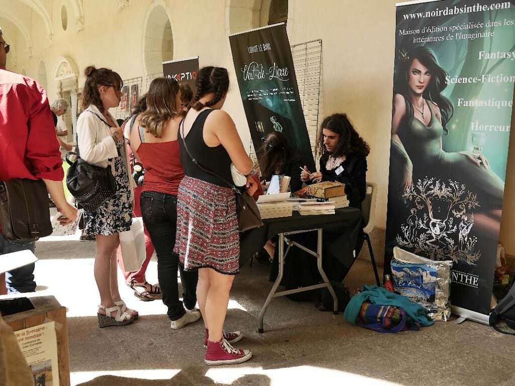 Morgan Glencoe, au festival des littératures de l'imaginaire, les mystériales, dans le cloître de l'abbaye Saint-Sauveur, à Redon, en 2019