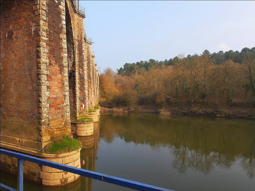 Le viaduc de Corbinières de profil