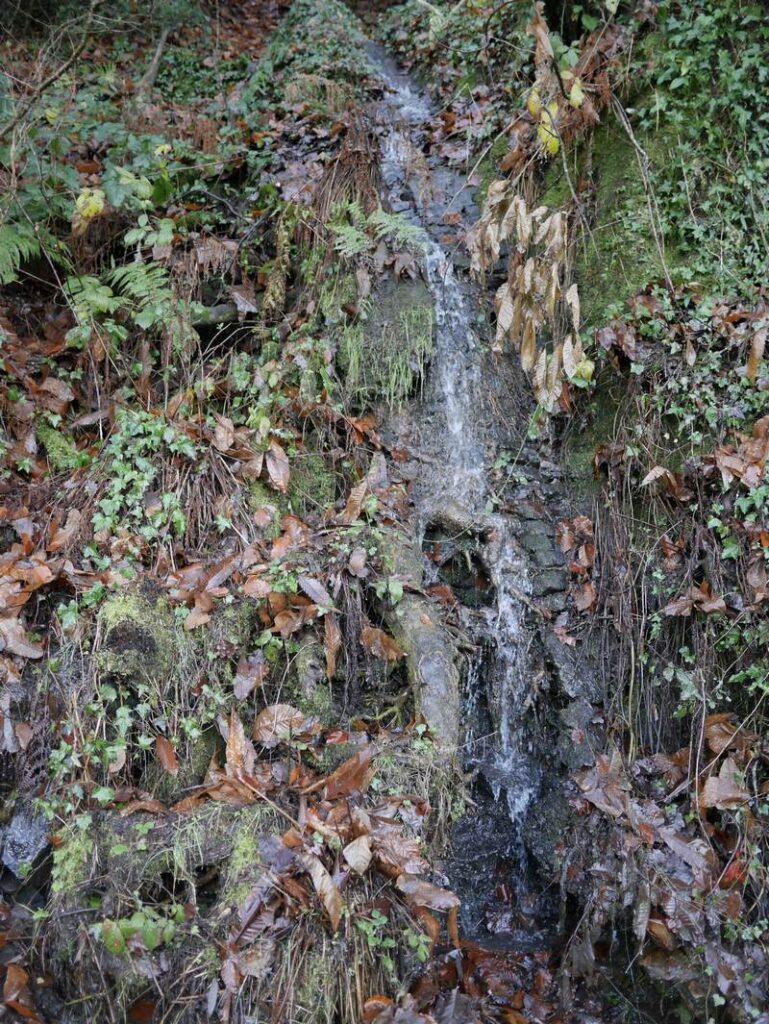 ruissellement le long des parois rocheuses de Corbinières