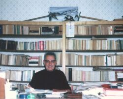 L'abbé Corbe à Saint-just, dans son bureau, en 1971