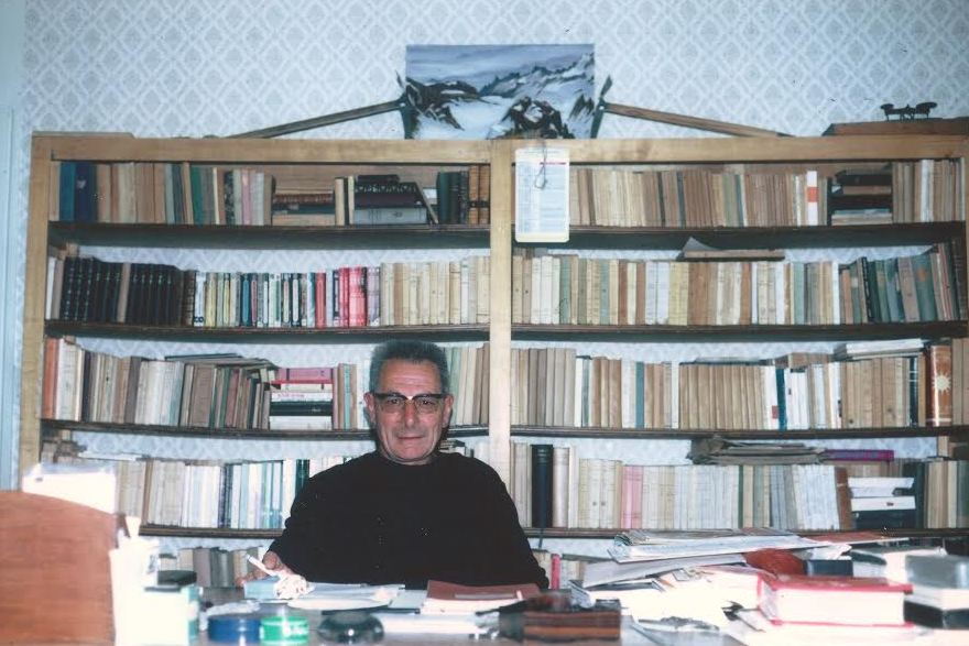 L'abbé Corbe à Saint-just, dans son bureau, en 1971