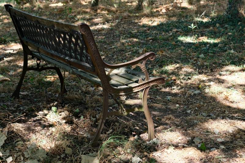 Un banc, dans un petit bois privé, à la Forgerais, à Saint-Just