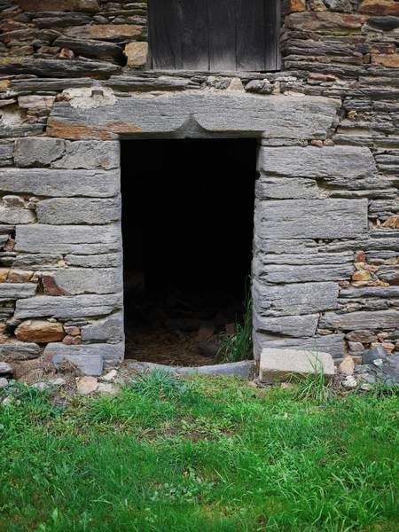 Porte à Bresquemin. Linteau 17ème siècle