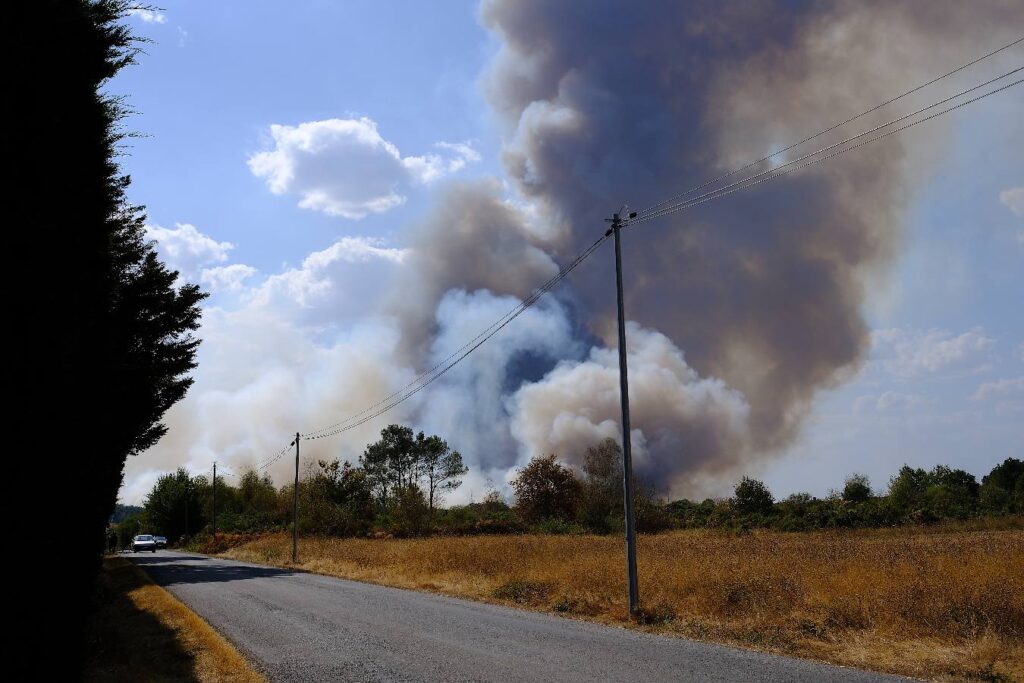 fumée de l'incendie des landes de Cojoux, à saint-just, en 2006
