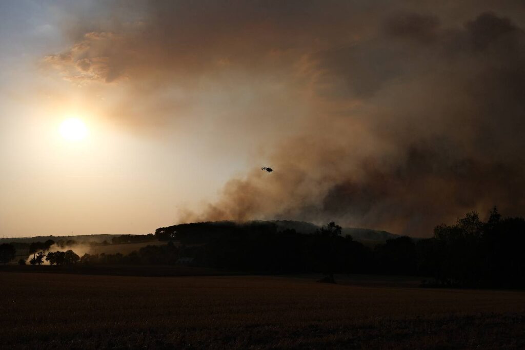 Un hélicoptère combat l'incendie de Saint-Just