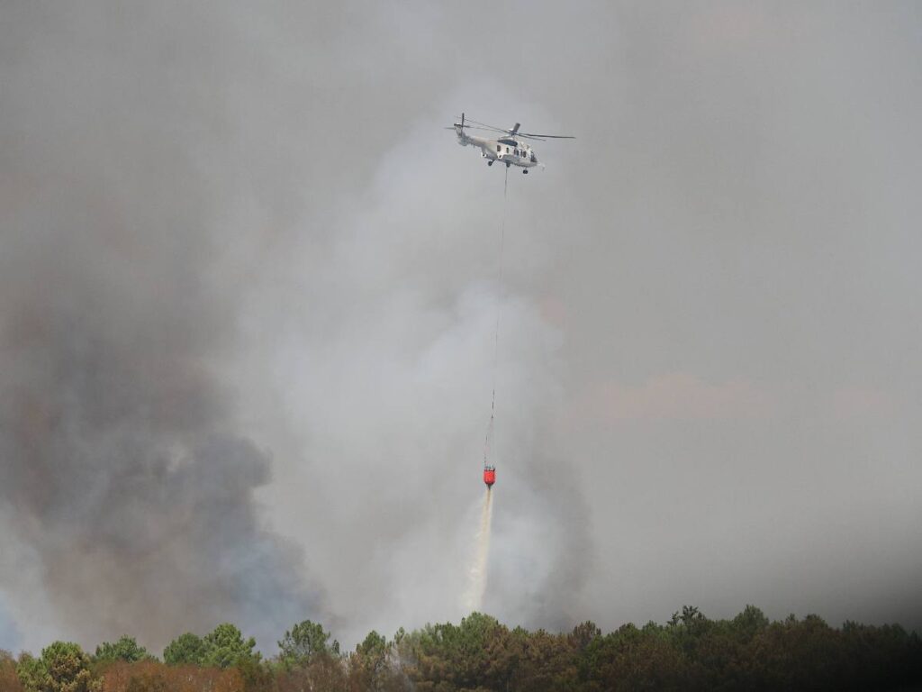 Largage d'eau par hélicoptère lors de l'incendie de 2006, aux landes de Cojoux