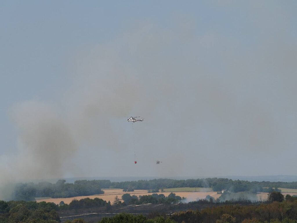 hélicoptères luttant contre l'incendie des landes de cojoux, à St Just, en 2026
