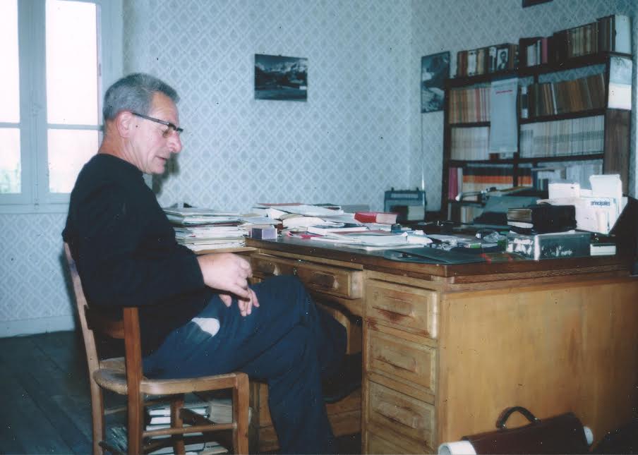 L'abbé Corbe dans son bureau, à Saint-Just, en 1971