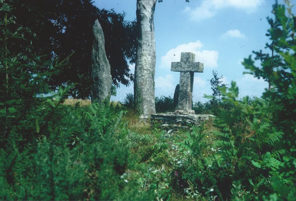 Une croix aux landes de Cojoux, à Saint-Just