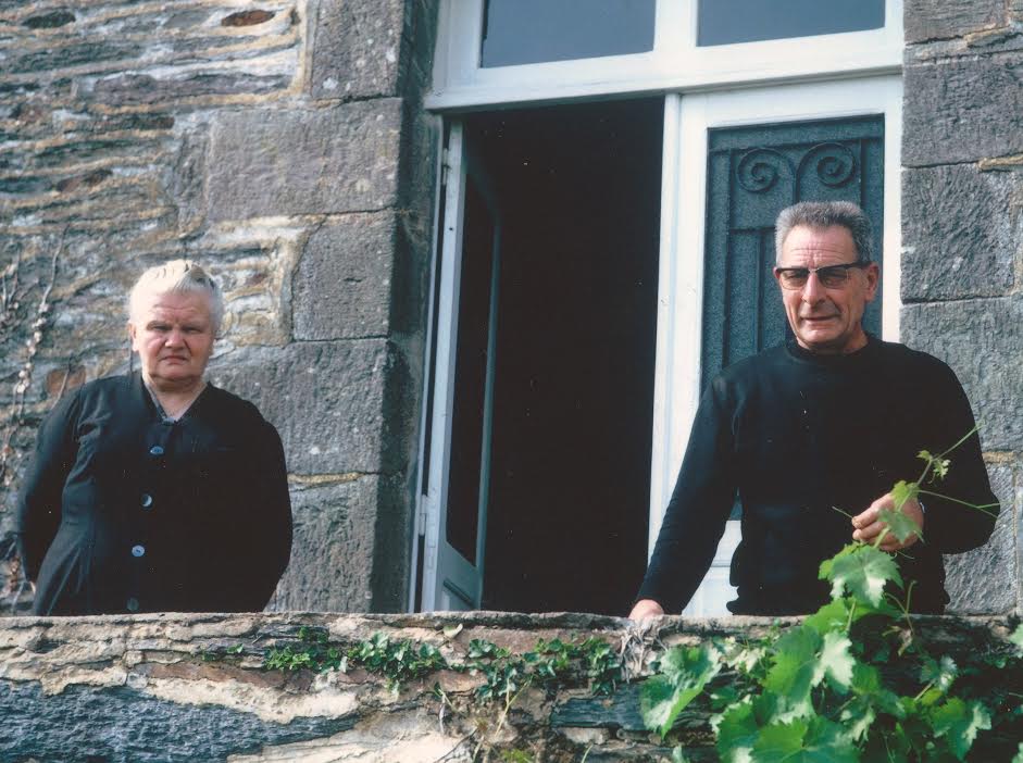 Le père Corbe et sa bonne sur le perron de la cure.