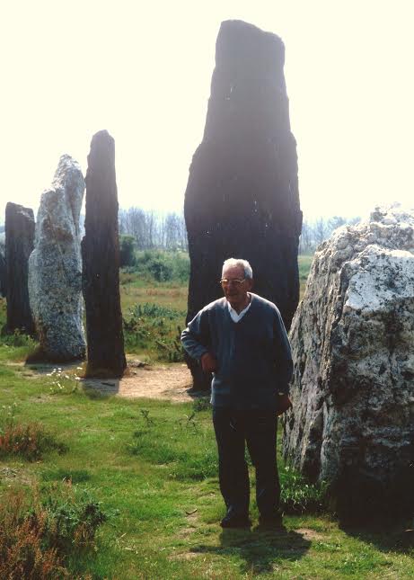 Le père Corbe fait visiter le site mégalithique des landes de Cojoux