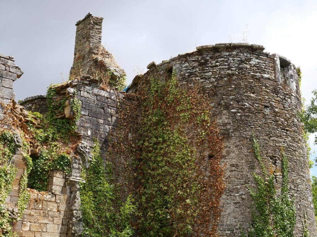 Tour du manoir de la Provotais, en ruine, à St Nicolas de Redon