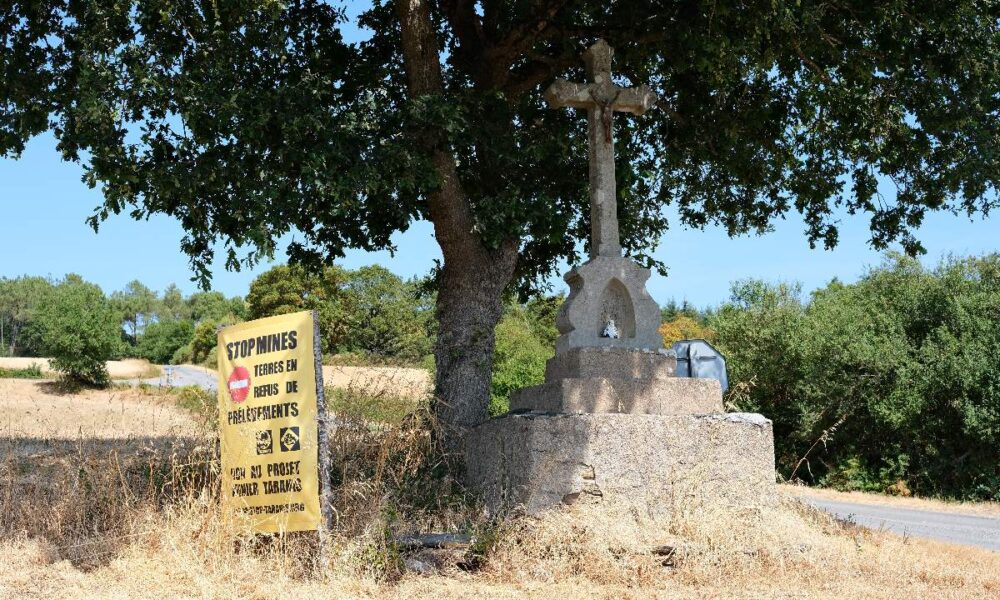 Panneau "stop mines" près d'une croix à saint-Ganton