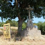 Panneau "stop mines" près d'une croix à saint-Ganton