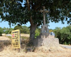 Panneau "stop mines" près d'une croix à saint-Ganton