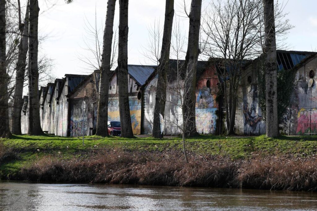 Les hangars Garnier et la rive de la Vilaine