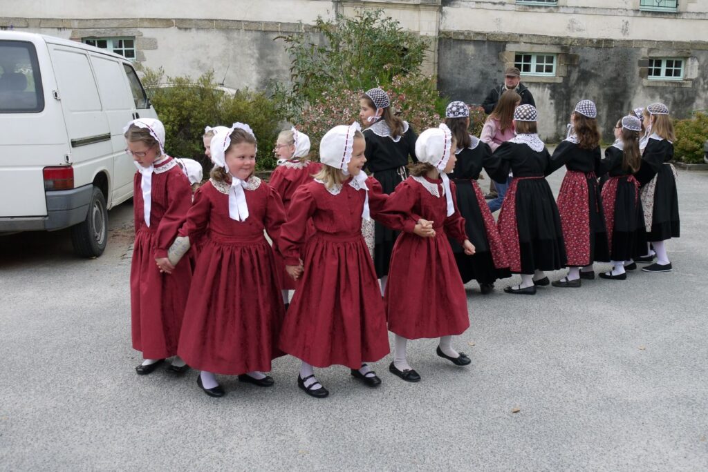 Les petites danseuses du rond de Saint-Vincent , en représentation sur le parking de la MAPAR