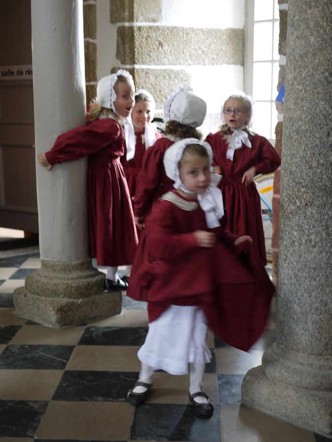 Les petites danseuses du rond de Saint-Vincent jouent avant la représentation