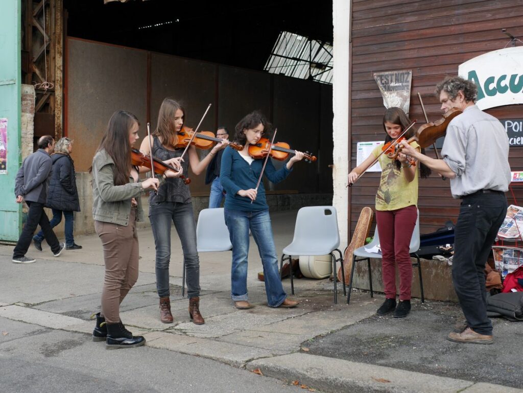 Musique traditionnelle dans les rues de Redon pendant la Teillouse, en 2014