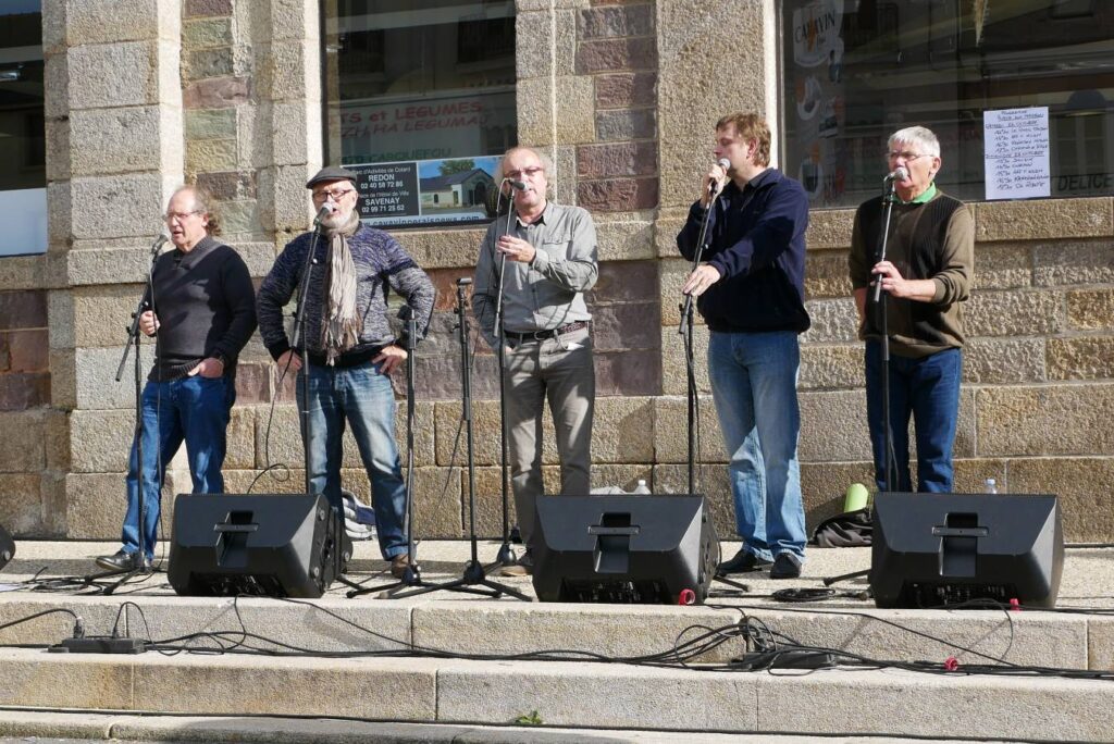 Chanteurs devant les halles à la Teillouse de Redon