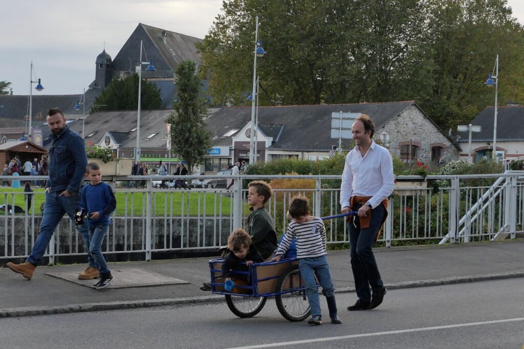 Promenade avec carriole collective pour enfants, à Redon
