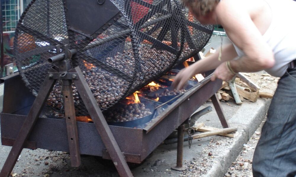 Les marrons sont grillés devant les halles de Redon, en 2006