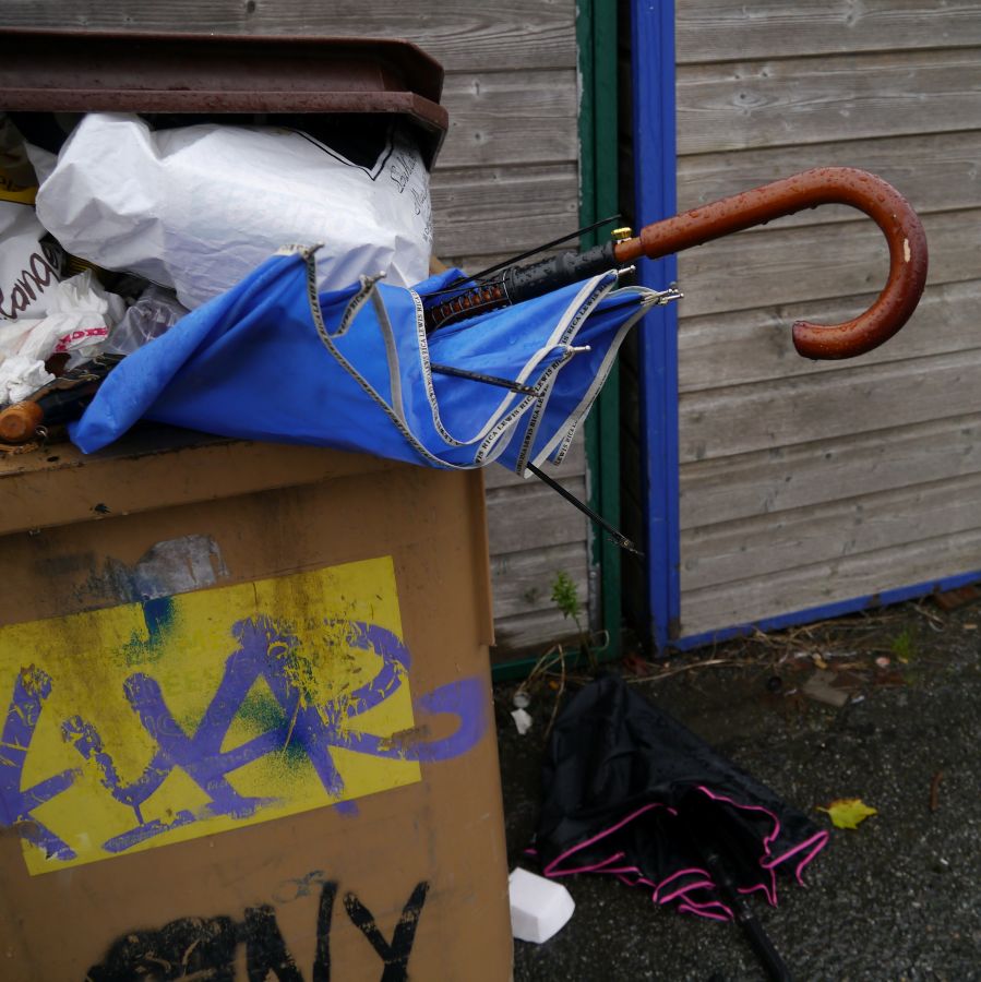 parapluies à la poubelle pendant la Teillouse