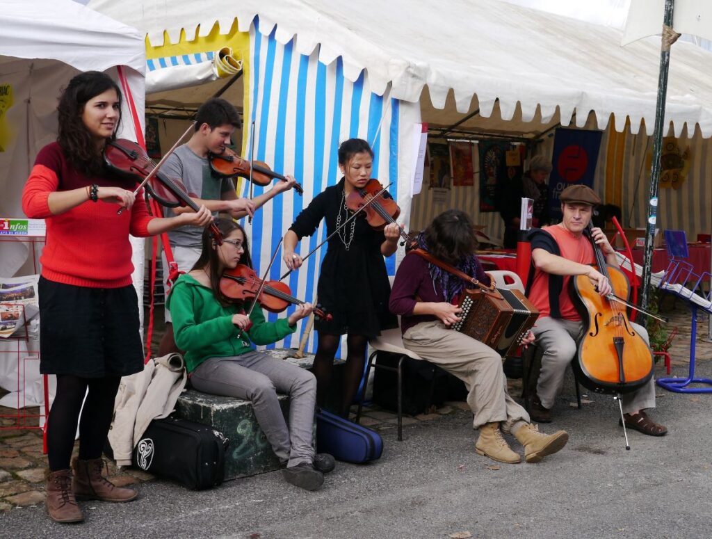 Musiciens dans les rues de Redon pendant la Teillouse, en 2013, Bretons et Colombiens
