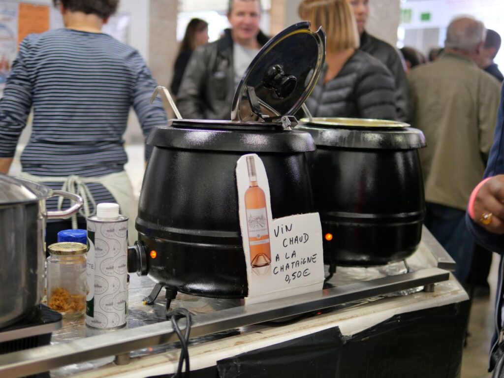 Vin chaud à la chataigne, vendu sous les halles de Redon